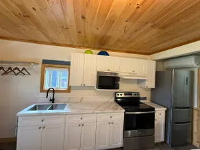Charming 1BR Cabin: Beach & Full Kitchen - Image 3