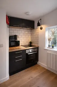 Chic 1‑Bed Apartment, Central Cranleigh Stay - Image 4
