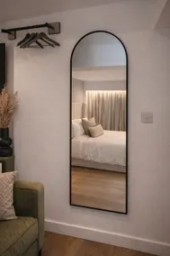 Chic 1‑Bed Apartment, Central Cranleigh Stay - Image 3