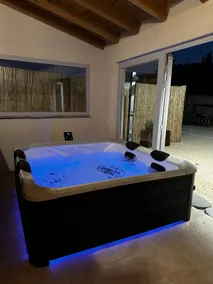 Emplacement parfait au coeur de la Provence avec une grande piscine et un beau jardin - Image 2