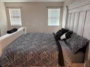 House in crown colony - Image 3