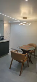 Close to the airport, with air conditioning and a parking space - Image 2