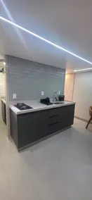 Close to the airport, with air conditioning and a parking space - Image 4
