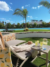 Designer apartment for 6 with patio, pool, and workstation - Image 4