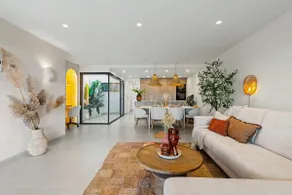 Designer apartment for 6 with patio, pool, and workstation - Image 2