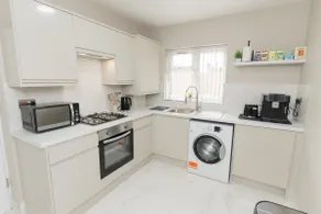 Premium flat Sleeps 4 Great Location - Image 3