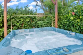 Beachy Places, Hot tub, Pool, Beach - Image 4