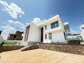 4BR Lux Villa - 360 Rooftop & Lake Views - Image 5