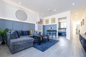 Private Lux Apt| King Bed| Smart TV|Parking Nearby - Image 2