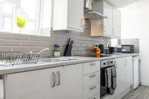 Private Lux Apt| King Bed| Smart TV|Parking Nearby - Image 4