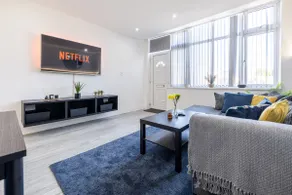 Private Lux Apt| King Bed| Smart TV|Parking Nearby - Image 5