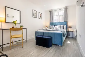 Private Lux Apt| King Bed| Smart TV|Parking Nearby - Image 3