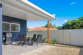 Stylish Coffs Central Retreat, Near Beach, Sleep 6 - Image 4