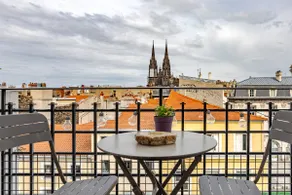 Hyper-centre, free parking and cathedral view - Image 2