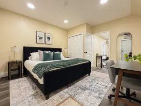 NEW 3BR/2BA Duplex | Private Patio | NYC & MetLife - Image 4