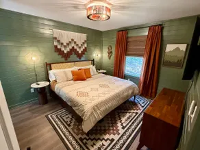 Cherokee Rose~ King beds~ Hot tub~ Creekside - Image 4