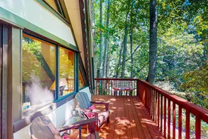 Dog-friendly A-frame cabin, deck, fireplace - Image 3