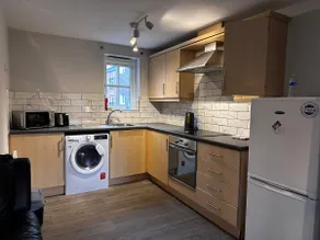 Flat by City centre, hospital and train station - Image 3