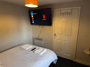 Flat by City centre, hospital and train station - Image 5