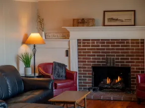 Charming Lakefront Cottage - Sleeps 9 - Image 4