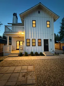Modern Home · Main St Murphys · Walk to wineries - Image 4