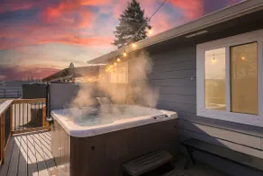 Hot Tub + Theater | Sleeps 14| Salem Wine Country - Image 2