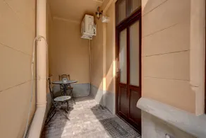 RHUM B07 - Old Town Courtyard - Image 4