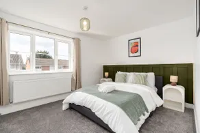 Perfect Booking 3 Bed with Spacious Parking & Garden - Image 4
