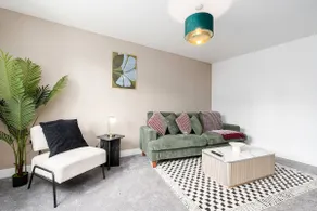 Perfect Booking 3 Bed with Spacious Parking & Garden - Image 2