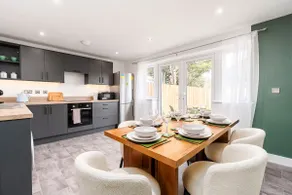Perfect Booking 3 Bed with Spacious Parking & Garden - Image 3