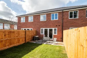 Perfect Booking 3 Bed with Spacious Parking & Garden - Image 5
