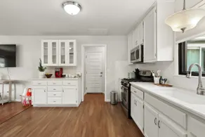 Modern 3 Bedroom Home, Sleeps 7, F WiFi + Parking - Image 4