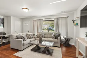 Modern 3 Bedroom Home, Sleeps 7, F WiFi + Parking - Image 3