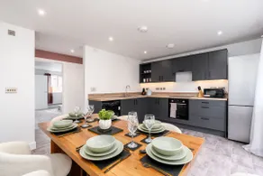 Perfect Booking Private Garden & Large Parking - Image 3