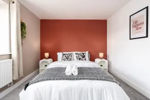 Perfect Booking Private Garden & Large Parking - Image 4
