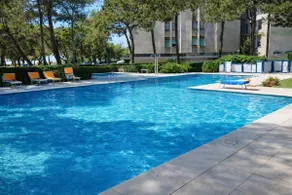 Relax on the waterfront _ pool _ covered parking - Image 4