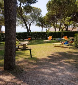 Relax on the waterfront _ pool _ covered parking - Image 2
