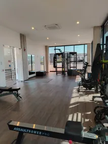 New Central Apartment with Gym- Modern & Elegant - Image 5