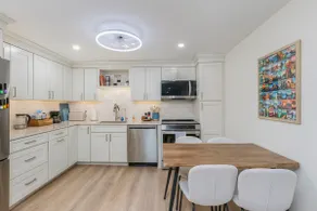 Neighborhood Nest | 10 minutes to Beach & Downtown - Image 2