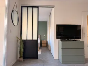 Two-room apartment with balcony & garage near Stade/LDLC Arena - Image 4