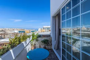 Charming Historic Home with Rooftop Harbour views - Image 2