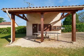 Chalet avec piscine, terrasse et sauna | Vue jardin - Image 3