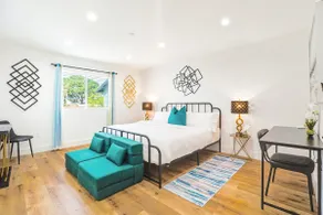 M. Lovely 3BR w/Yard+Parking+Games, Universal 15m - Image 4