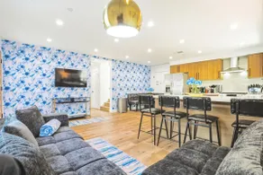 M. Lovely 3BR w/Yard+Parking+Games, Universal 15m - Image 3