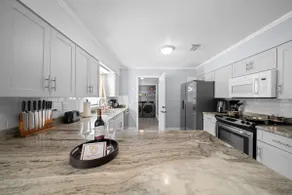 Modernized 3BR Pool Home near downtown, i75, & WEC - Image 2