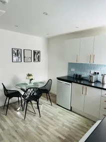 Stylish City Centre 1-Bed 5 Min Walk to Station - Image 3