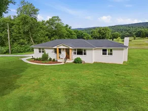 Luxury Golf Course Retreat with Mountain Views - Image 3