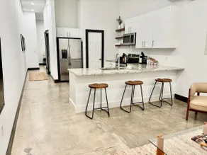 Spacious Designer Loft Apartment w/Gym Access - Image 4