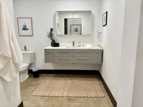 Spacious Designer Loft Apartment w/Gym Access - Image 3