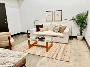 Spacious Designer Loft Apartment w/Gym Access - Image 5